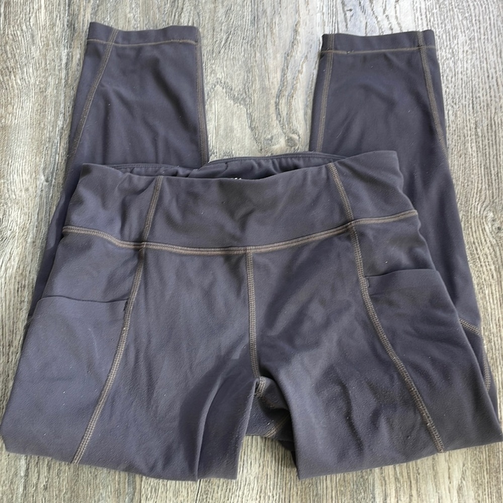 Athleta Girls Plum Cropped Leggings with side pockets, size L/12